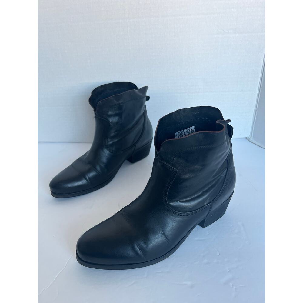 LEVIS Black Leather Almond Toe Pull On‎ Chunky Heel Logo Ankle Bootie Boots 7.5